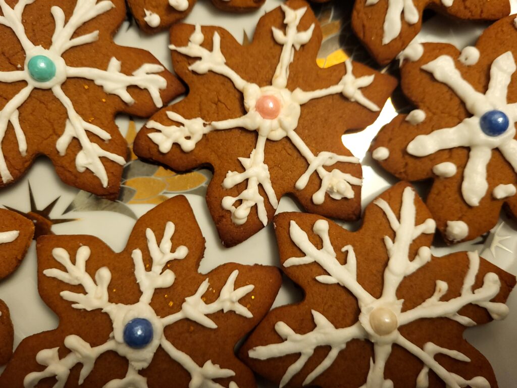 PICTURE OF snowflake gingerbread cookies