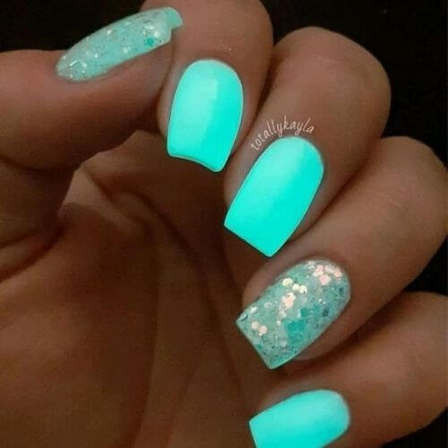 sparkly turquoise nails