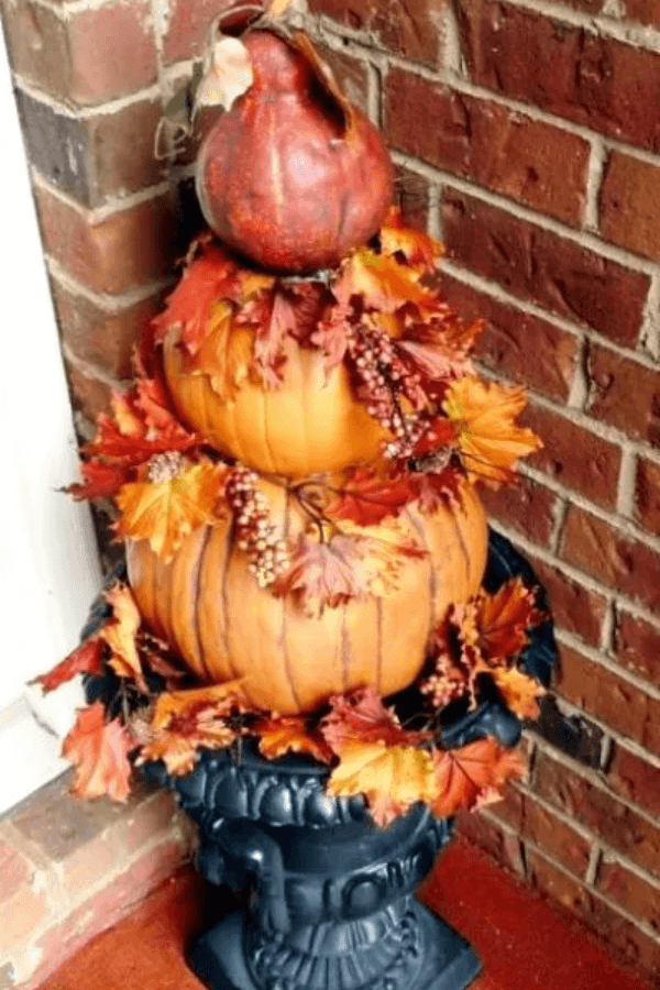 stacked pumpkins DIY fall yard decor ideas