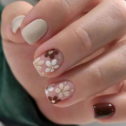 brown and cream daisy flower nails